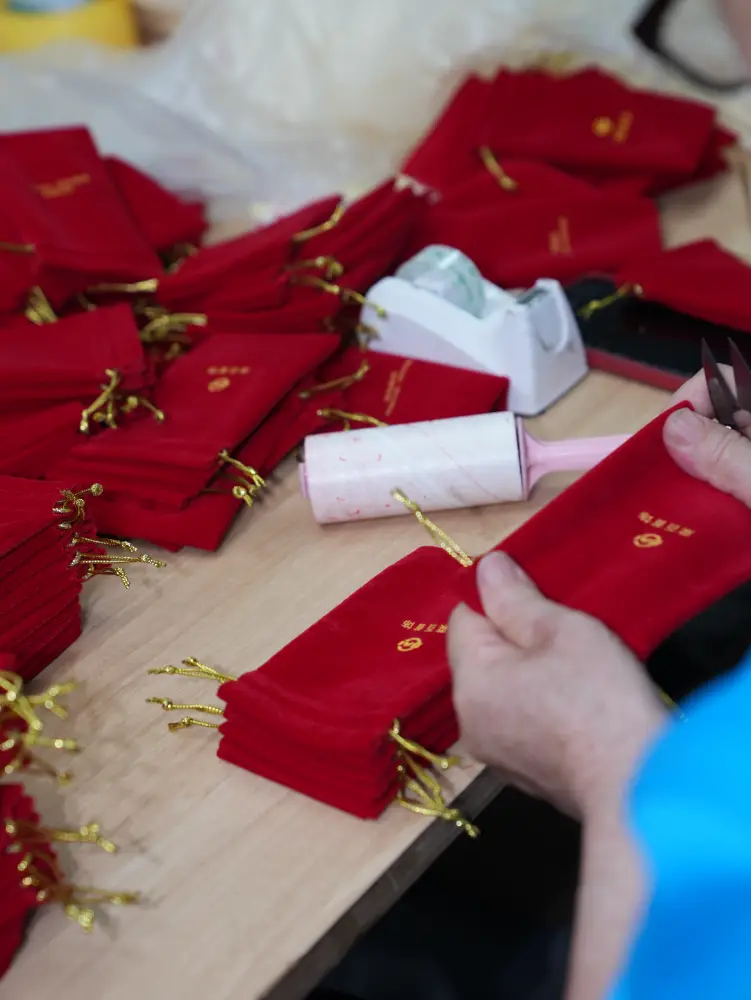 Quality Checks for Custom Microfiber Drawstring Bags Quality inspection of microfiber drawstring pouch stitching, cord function, logo finish, and packing accuracy